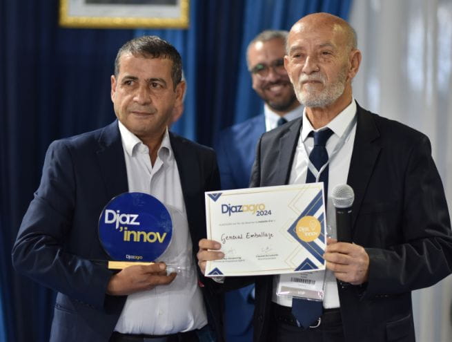 Remise de prix Djaz'Innov 2024 à General Emballage, avec deux représentants tenant le trophée et le certificat