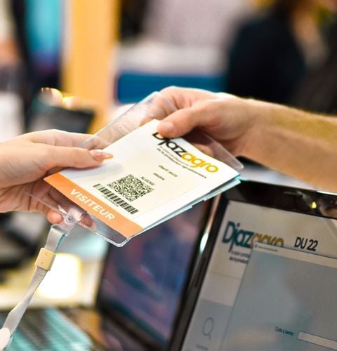 Gros plan sur un badge visiteur du salon Djazagro, remis à l'entrée lors de l'inscription