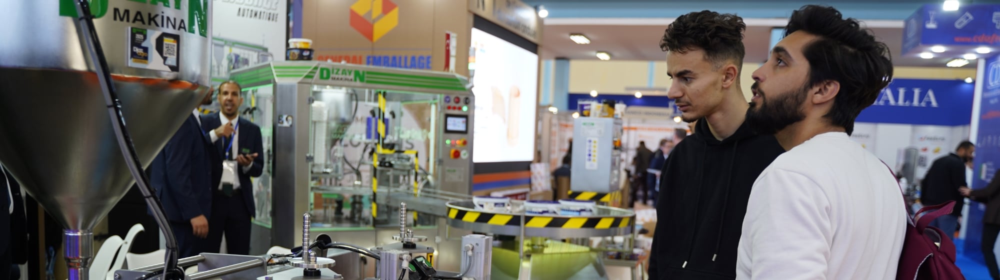visiteurs observant une machine sur le salon Djazagro