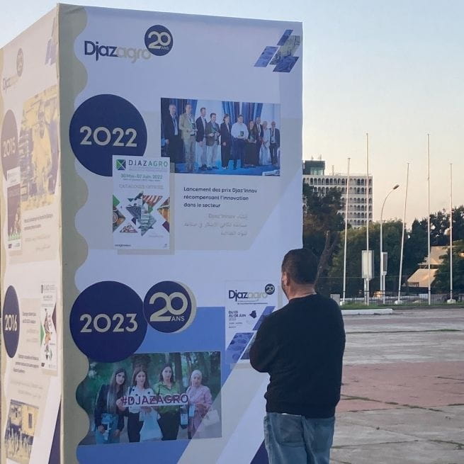 Un totem Djazagro célébrant les 20 ans du salon, illustrant des moments marquants des éditions 2022 et 2023, situé dans un espace extérieur.